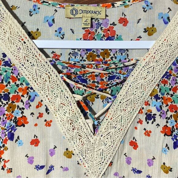 Democracy Boho Floral Crisscross V-Neck Embroidered Lace Neck Blouse Women's L - Picture 4 of 15